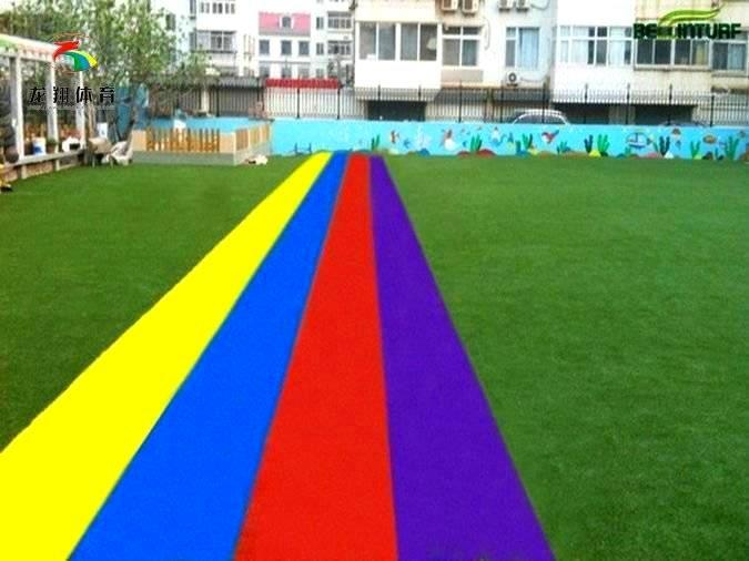 幼儿园彩虹草坪